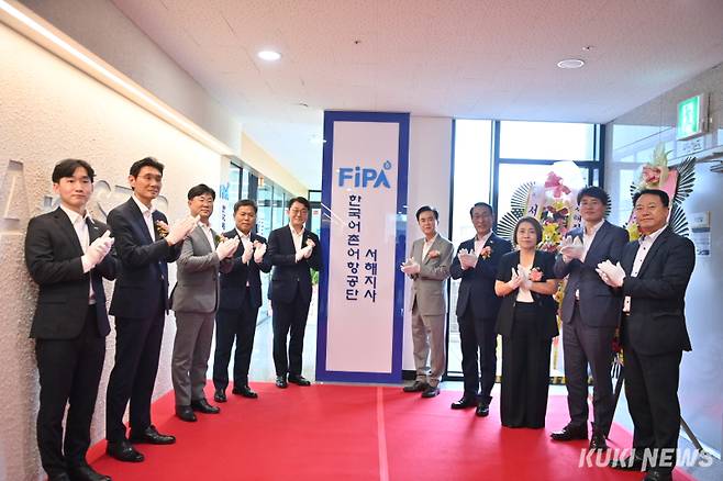 충남도는 10일 한국어촌어항공단 서해지사에서 김태흠 지사를 비롯해 홍종욱 한국어촌어항공단 이사장, 고정욱 서해지사장, 이용록 홍성군수 등 60여 명이 참석한 가운데 개소식을 개최했다.