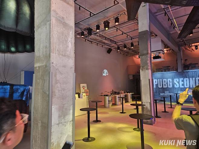 펍지 성수 A동 1층에 마련된 서바이벌 홀. 송한석 기자