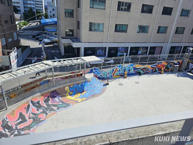 펍지 성수 B동 루프탑에서 바라 본 광장. 송한석 기자