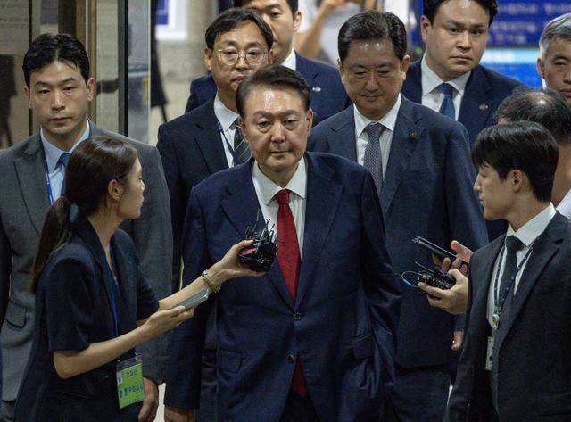 윤석열 전 대통령이 9일 서울 서초구 서울중앙지방법원에서 약 6시간40분간 진행된 구속전 피의자심문(영장실질심사)을 마친 뒤 청사를 빠져나오고 있다. 윤 전 대통령은 12·3 비상계엄 선포문 사후 부서(서명) 및 폐기 혐의, 체포영장 집행 저지 지시 등의 혐의로 영장이 청구됐다. 사진공동취재단