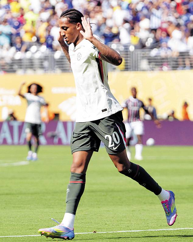 첼시의 주앙 페드루가 9일(한국시간) 미국 뉴저지주 이스트 러더퍼드의 메트라이프 스타디움에서 열린 브라질 플루미넨시와의 2025 FIFA 클럽 월드컵 준결승전에서 골을 넣은 뒤 친정팀을 상대로 득점한 것을 미안해하며 두 손을 들어 보이고 있다. AP연합뉴스