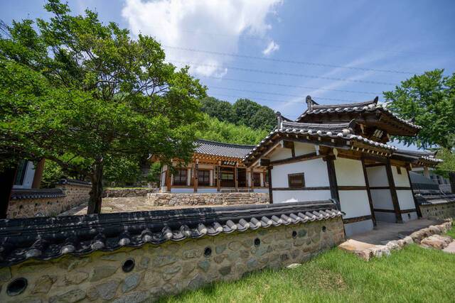 임진왜란 때 귀화한 일본 장수 김충선을 기리는 녹동서원.