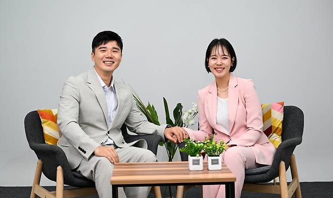 부부 찬양 사역자 힐링남녀 강원구(왼쪽) 모리아(본명 송진희) 목사가 지난 4일 서울 국민일보빌딩에서 손을 맞잡고 기념사진을 촬영하고 있다. 신석현 포토그래퍼
