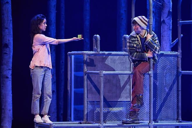 연극 ‘렛미인’은 뱀파이어 소녀 일라이와 왕따 당하는 소년 오스카의 사랑 이야기를 담았다. 사진은 극 중에서 일라이와 오스카가 만나 친구가 되는 장면.   (c)신시컴퍼니