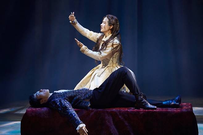 연극 ‘셰익스피어 인 러브’는 아카데미상을 받은 동명 영화를 원작으로 했다. 젊은 시절 셰익스피어와 귀족의 딸 비올라의 안타까운 사랑에서 ‘로미오와 줄리엣’이 만들어졌다는 이야기를 담았다.     (c)쇼노트