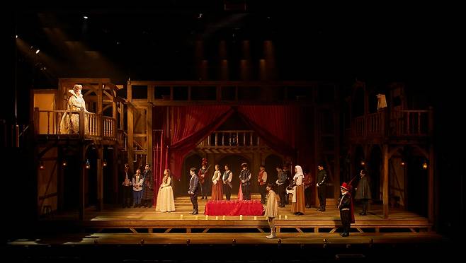 연극 ‘셰익스피어 인 러브’는 아카데미상을 받은 동명 영화를 원작으로 했다. 젊은 시절 셰익스피어와 귀족의 딸 비올라의 안타까운 사랑에서 ‘로미오와 줄리엣’이 만들어졌다는 이야기를 담았다.     (c)쇼노트