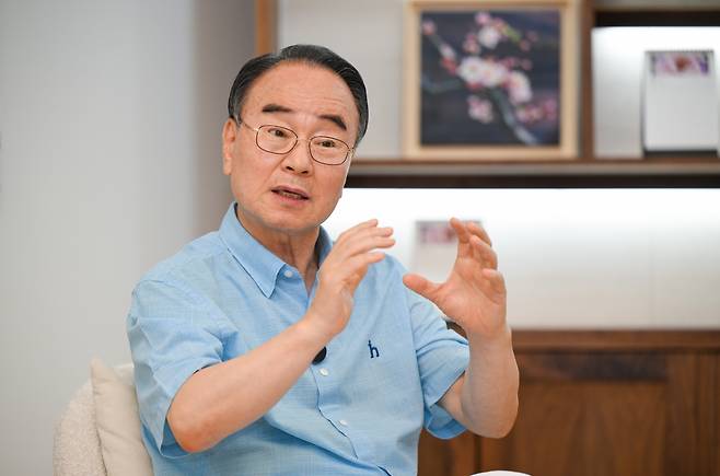 류영모 한소망교회 원로목사가 지난 8일 경기도 고양의 나부터 포럼 사무실에서 신간 ‘성령을 받으라’를 펴낸 배경을 설명하고 있다. 신석현 포토그래퍼