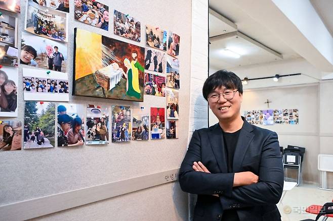 유제중 화평교회 목사가 교인들의 사진이 걸린 서울 광진구 예배당 안에서 '흩어지는 교회'의 의미를 소개하고 있다. 신석현 포토그래퍼