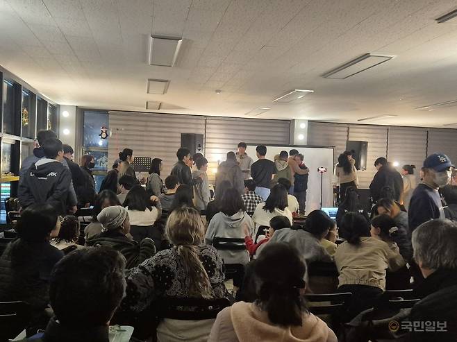 화평교회 교인들이 지난 5월 경기도 양주 장흥성전에서 금요예배를 드리는 모습. 화평교회 제공