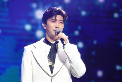 지난 23일 임영웅이 서울 고척 스카이돔에서 열린 '제31회 하이원 서울가요대상'에서 '별빛 같은 나의 사랑아'를 열창하고 있다. 뉴시스