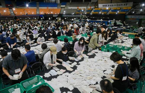 제8회 전국동시지방선거 개표소가 마련된 수원실내체육관에서 관계자들이 개표작업을 하고 있다. 경기일보DB