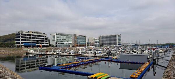 김포의 대표 관광지인 경인아라뱃길 김포터미널 아라마리나가 인근 하수처리시설에서 발생한 악취로 이미지가 실추되고 있다. 사진은 경인아라뱃길 김포터미널 아라마리나 전경. 양형찬기자