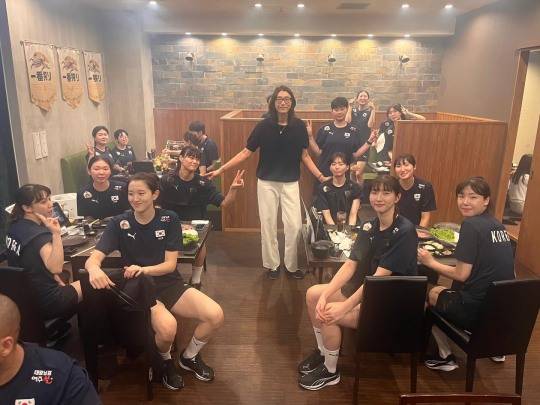 여자배구 대표팀 저녁 식사 자리에 함께한 김연경(중앙). 사진[연합뉴스]