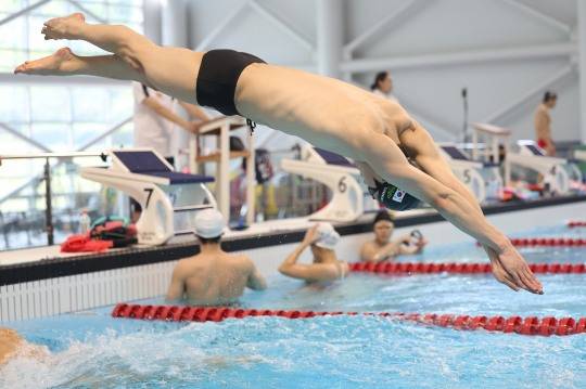 스타트 훈련하는 황선우. 사진[연합뉴스]