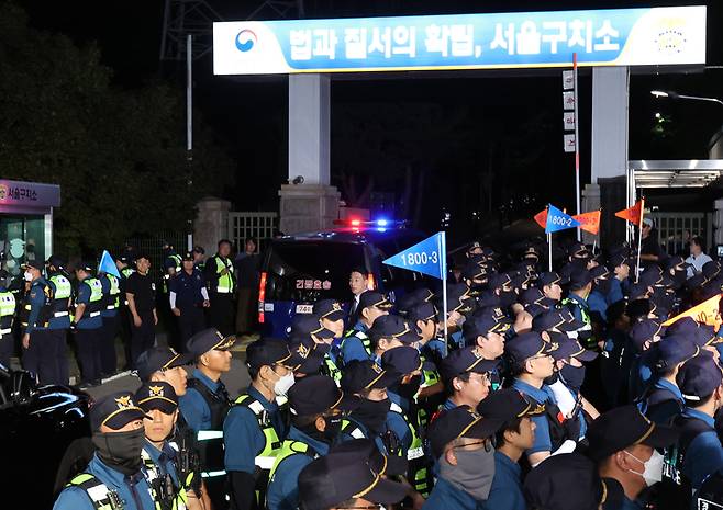 구속 전 피의자 심문(영장실질심사)을 마친 윤석열 전 대통령이 탑승한 차량이 9일 경기도 의왕시 서울구치소로 들어가고 있다.  / 사진=연합뉴스