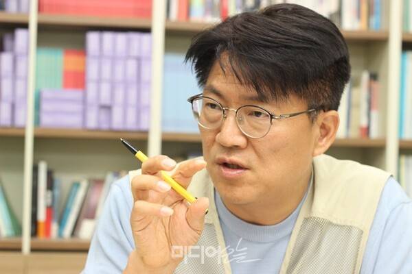 ▲이호찬 전국언론노조 위원장이 지난 7일 서울 중구 프레스센터에 있는 언론노조 사무실에서 미디어오늘과 인터뷰하는 모습. 사진=금준경 기자