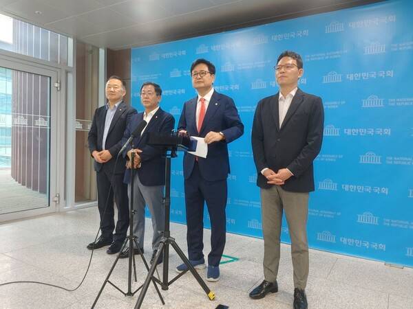 ▲국민의힘 과방위 소속 의원들이 지난 2일 오후 국회 소통관에서 민주당 과방위 방송3법 폭주와 일방통행식 소위 운영 규탄 기자회견을 한 뒤 기자들과 질의응답을 하고 있다. 사진=조현호 기자