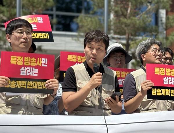 ▲10일 오전기자회견 발언에 나선 박영훈 전국언론노조 TBC지부장. 사진=윤유경 기자.