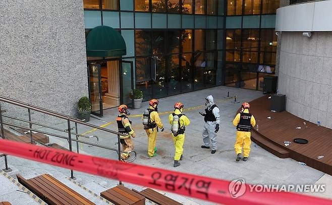 9일 인천 서구 대단지 아파트에서 수영장 청소에 쓰이는 염소계 화학물질이 누출돼 수영장 이용 주민을 비롯한 21명이 다쳤다. 119화학대응센터 소방관들과 환경부 관계자가 잔류 화학물질 측정을 위해 화학물질이 누출된 수영장으로 들어가고 있다. [사진 = 연합뉴스]