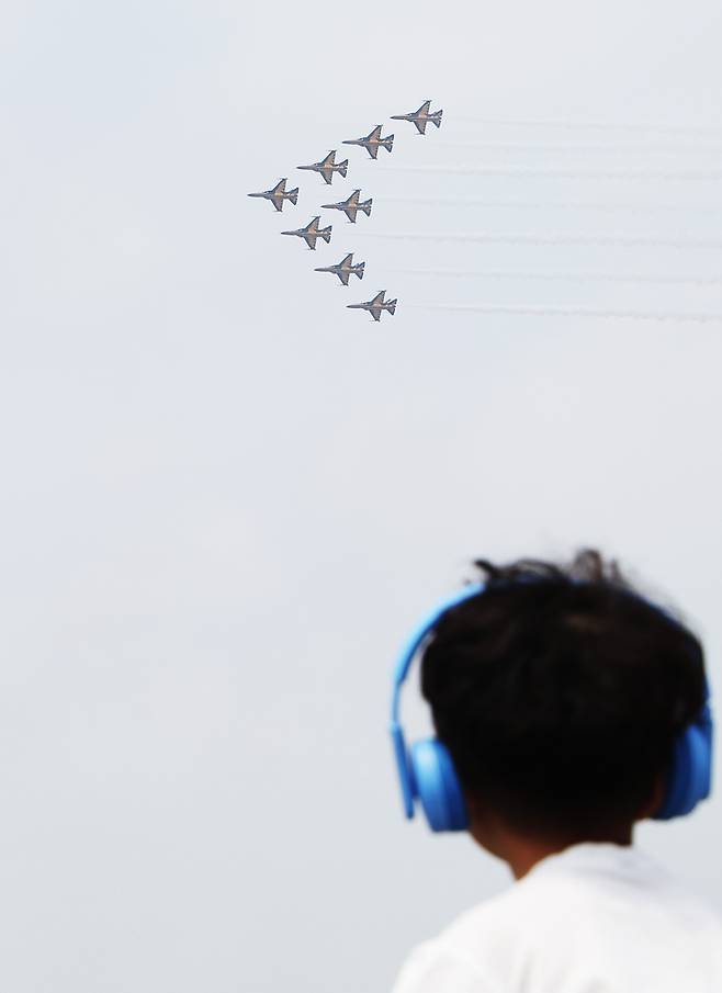 경기도 평택시 주한미공군 오산기지에서 열린 ‘오산 에어 파워 데이 2025’에서 공군 특수비행팀 블랙이글스가 에어쇼를 선보이고 있다. [사진 = 연합뉴스]