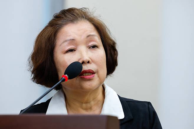 손효숙 리박스쿨 대표가 10일 서울 여의도 국회 교육위원회에서 열린 리박스쿨 청문회에 출석해 의원 질의에 답하고 있다. [사진출처=뉴스1]