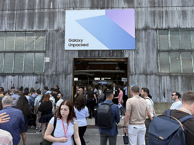 삼성전자는 9일(현지시간) 미국 뉴욕 브루클린 듀갈 그린하우스에서 열린 신제품 공개 행사 ‘갤럭시 언팩 2025’에서 신형 폴더블 스마트폰 갤럭시 Z 폴드7 및 플립7을 전 세계에 소개했다. 사진은 신제품 체험공간 행사장 입구. [사진출처=연합뉴스]