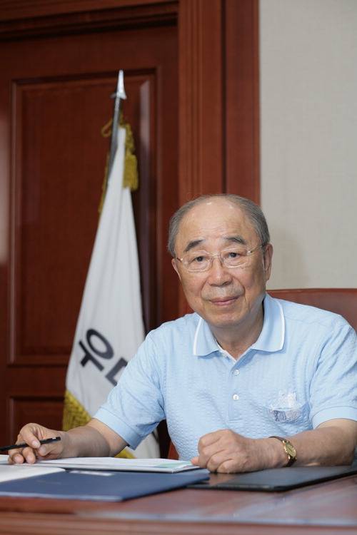 이광래 우미건설 회장이 생전 집무실에서 업무를 보고 있는 모습. 우미건설