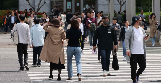 산책하는 여의도 직장인. (사진=매경DB)