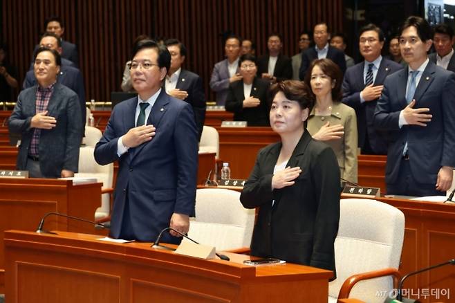 (서울=뉴스1) 이광호 기자 = 송언석 국민의힘 비상대책위원장 겸 원내대표와 윤희숙 혁신위원장이 9일 오후 서울 여의도 국회에서 열린 의원총회에서 국민의례를 하고 있다. 2025.7.9/뉴스1 Copyright (C) 뉴스1. All rights reserved. 무단 전재 및 재배포, AI학습 이용 금지. /사진=(서울=뉴스1) 이광호 기자