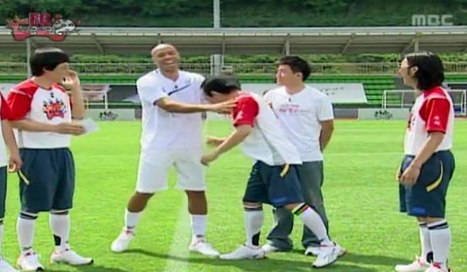 2007년 내한한 프랑스 국가대표 축구선수 티에리 앙리 앞에서 지네딘 지단의 대머리 분장을 하고 박치기 장면을 패러디한 개그맨 박명수 /사진=MBC '무한도전' 방송화면
