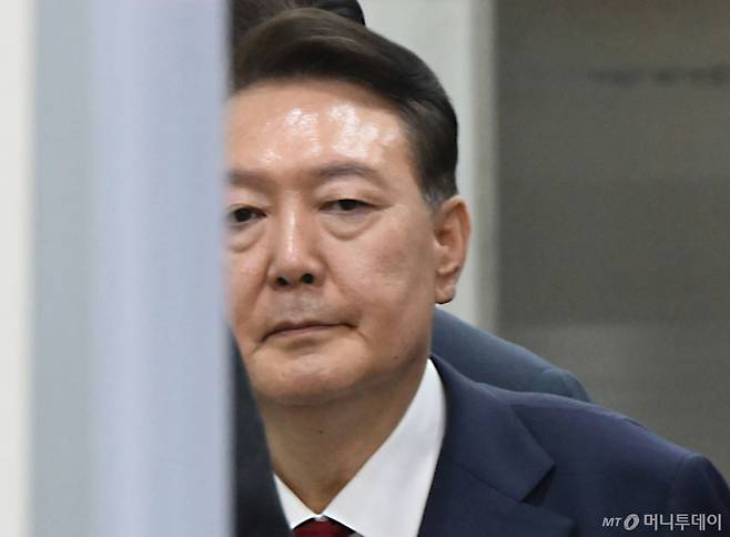 (서울=뉴스1) 사진공동취재단 = 12·3 비상계엄과 관련해 특검 수사를 받는 윤석열 전 대통령이 9일 밤 서울중앙지법에서 두 번째 구속 전 피의자심문(영장실질심사)을 마친 뒤 대기장소인 서울구치소로 이동하고 있다. 2025.7.9/뉴스1  Copyright (C) 뉴스1. All rights reserved. 무단 전재 및 재배포,  AI학습 이용 금지. /사진=(서울=뉴스1) 사진공동취재단