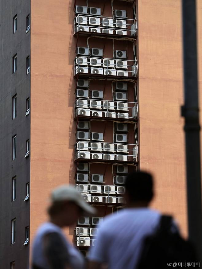 (서울=뉴스1) 황기선 기자 = 연일 폭염이 이어지고 있는 9일 오후 서울 시내 한 건물에 에어컨 실외기가 작동하고 있다.  전력거래소에 따르면 지난 8일 오후 6시 기준 최대전력 수요가 95.7GW(기가와트)를 기록하며 역대 7월 최고치를 경신했다.  앞서 7일에도 최대 전력수요가 93.4GW를 기록하며 2022년 7월 7일(92.99GW)의 기록을 3년 만에 넘어선 바 있다. 이번 기록은 하루 만에 다시 최고치를 갈아치운 셈이다. 2025.7.9/뉴스1  Copyright (C) 뉴스1. All rights reserved. 무단 전재 및 재배포,  AI학습 이용 금지. /사진=(서울=뉴스1) 황기선 기자