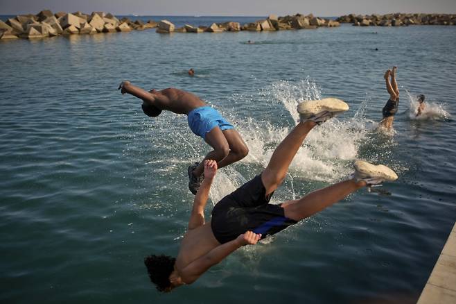 스페인에 무더위가 이어진 1일(현지시간) 바르셀로나 해변에서 남성들이 물로 뛰어들고 있다. /AP=뉴시스