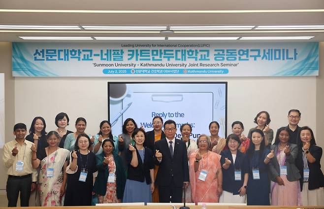 문성제 총장(앞줄 가운데)을 비롯한 선문대 관계자들이 네팔 카트만두대 간호학과 교수진과 기념촬영하고 있다./사진제공=선문대