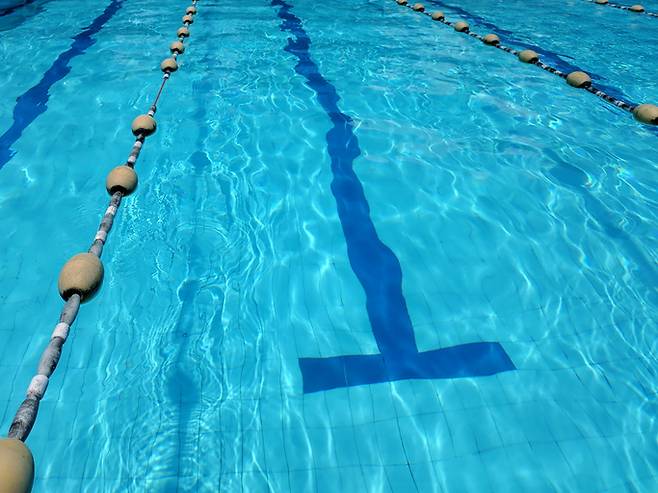 특수부대 입대를 앞둔 20대 청년이 수영 연습을 하다 숨진 사건과 관련해 스포츠센터 수영장 업체 대표가 징역 1년에 집행유예 2년을 선고 받았다. 위 사진은 기사 내용과 무관한 자료사진/사진=게티이미지뱅크