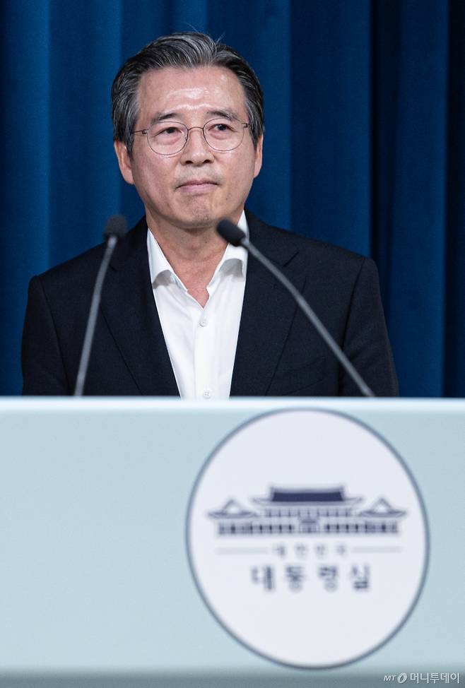 (서울=뉴스1) 이재명 기자 = 김용범 대통령실 정책실장이 10일 서울 용산 대통령실 청사에서 RE100 산단 관련 브리핑을 하기 위해 입장하고 있다. 2025.7.10/뉴스1  Copyright (C) 뉴스1. All rights reserved. 무단 전재 및 재배포,  AI학습 이용 금지. /사진=(서울=뉴스1) 이재명 기자