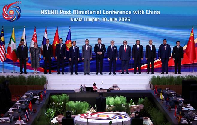 (로이터=뉴스1) 정은지 특파원 = 10일 말레이시아 쿠알라룸푸르 컨벤션센터에서 열린 중-아세안 외교장관 회의에서 인도네시아, 필리핀, 싱가포르, 태국, 베트남, 중국, 라오스, 브루나이, 캄보디아, 미얀마 등 참석국 대표가 기념사진을 찍고 있다. 2025.07.10   ⓒ 로이터=뉴스1  Copyright (C) 뉴스1. All rights reserved. 무단 전재 및 재배포,  AI학습 이용 금지.