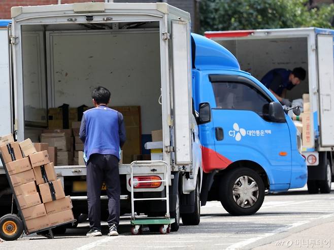 (서울=뉴스1) 황기선 기자 = 연일 폭염이 이어지고 있는 9일 서울 시내 한 택배물류센터에서 노동자가 택배 분류 작업을 하고 있다. 2025.7.9/뉴스1  Copyright (C) 뉴스1. All rights reserved. 무단 전재 및 재배포,  AI학습 이용 금지. /사진=(서울=뉴스1) 황기선 기자