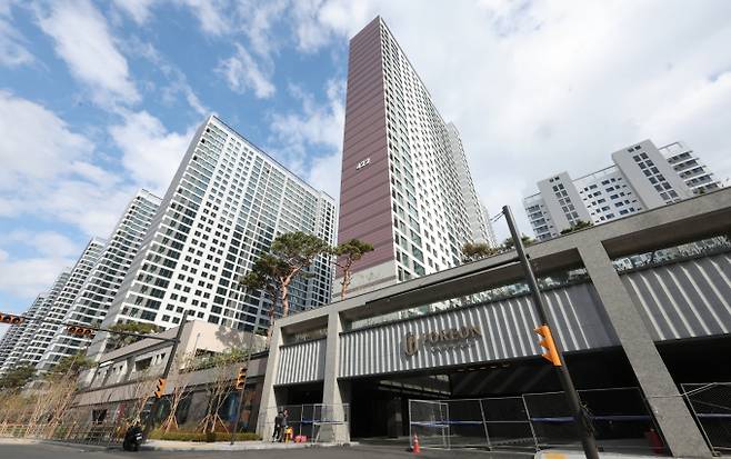 서울 강동구 둔촌주공 재건축 아파트 '올림픽파크포레온'이 무순위 청약을 실시한다. 사진은 올림픽파크포레온 단지 모습. /사진=뉴스1