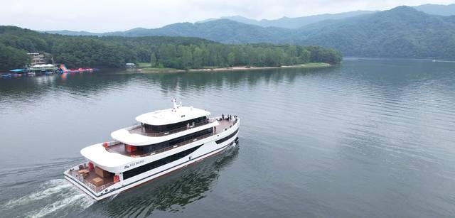 청평호를 항해하는 가평크루즈. 내연기관 없는 전기유람선이라 조용하고 부드럽게 수면 위를 미끄러진다.