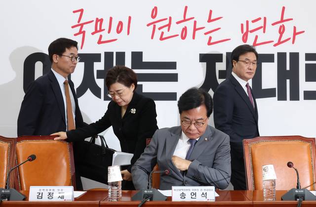 어수선한 국힘  : 송언석(오른쪽 두 번째) 국민의힘 비상대책위원장 겸 원내대표가 10일 오전 국회에서 열린 비대위 회의에 참석하고 있다.  뉴시스