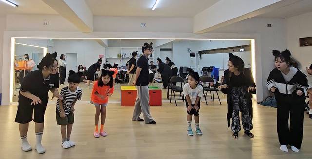 청각장애 아동·청소년 연극단 ‘옥탑방달팽이’ 단원들이 성인 배우들과 함께 9일 창작극 ‘미로의 백화점’ 공연 연습을 하고 있다.   사랑의달팽이 제공