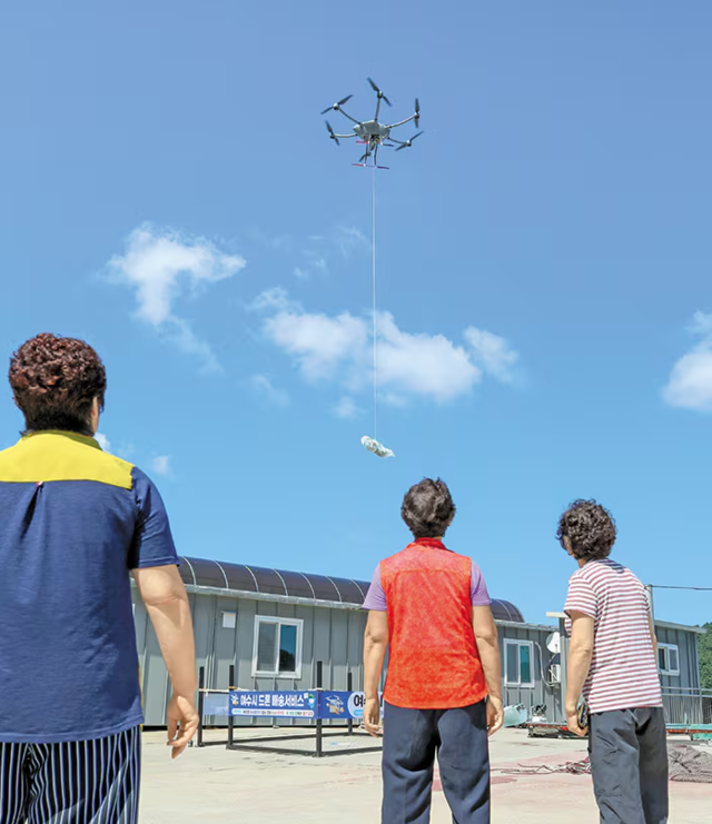 전남 여수시는 11일부터 관내 10개 섬을 대상으로 드론배송 서비스를 시작한다. 여수시청 제공