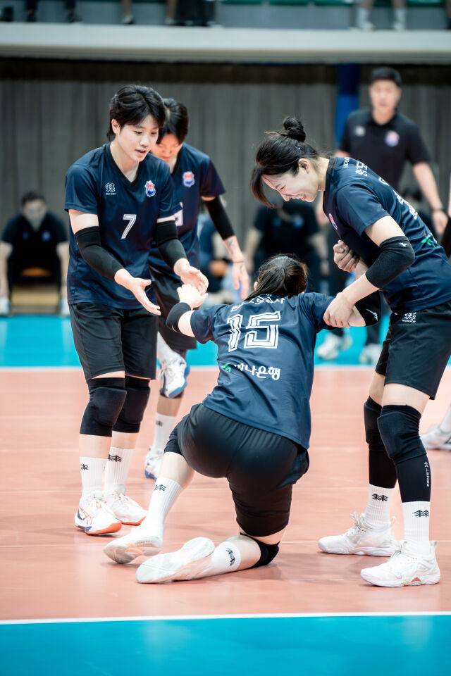 송은채(15번)를 일으켜주는 손혜진(7번)./한국도로공사