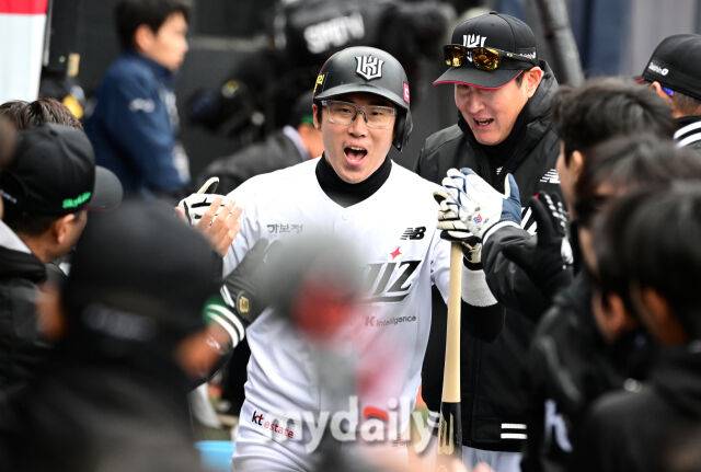 2025년 4월 13일 오후 경기도 수원KT위즈파크 진행된 '2025 신한 SOL뱅크 KBO 리그' 삼성 라이온즈와 KT 위즈의 경기. KT 3루 주자 허경민이 2회말 1사 1.3루서 김민혁의 1타점 적시타 때 홈을 밟고 기뻐하고 있다./마이데일리