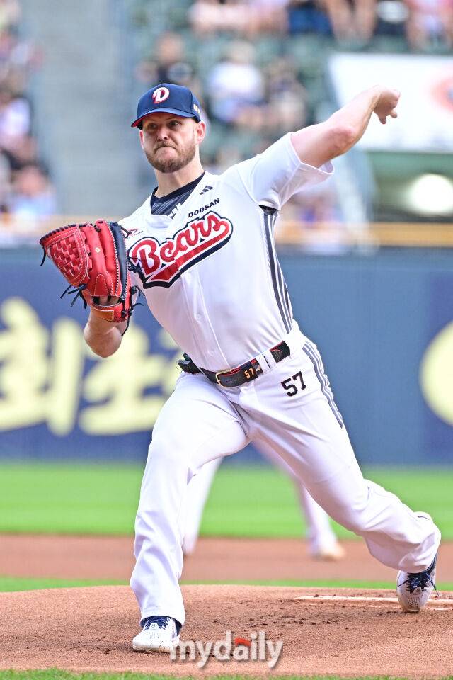 2일 서울 잠실야구장에서 열린 '2025 신한 SOL BANK KBO리그' 삼성 라이온즈와 두산 베어스 경기. 두산 선발 콜어빈이 힘차게 투구하고 있다./마이데일리