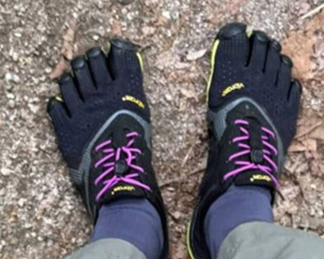 이효리가 발가락 신발을 신고 산을 오르고 있다. / 이효리 소셜미디어 캡처