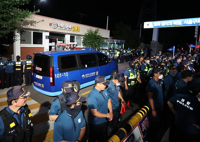 구속 전 피의자 심문(영장실질심사)을 마친 윤석열 전 대통령이 탑승한 차량이 9일 경기도 의왕시 서울구치소로 들어가고 있다.  [연합]