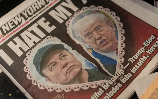 미국 대통령 도널드 트럼프와 일론 머스크 테슬라 최고경영자(CEO)가 등장한 신문 1면이 전시되어 있다. [로이터]