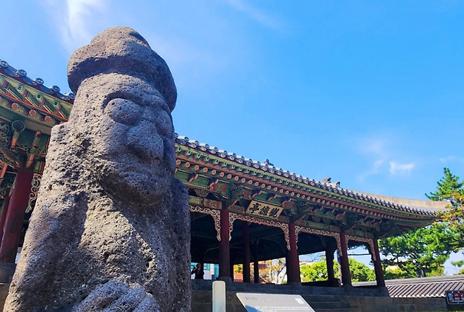 제주도 관덕정에 들어선 돌하르방 [연합]